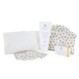 lingettes lavables,  pochette imperméable, poche interne à la trousse, lait de toilette 200ml, savon. fleuri